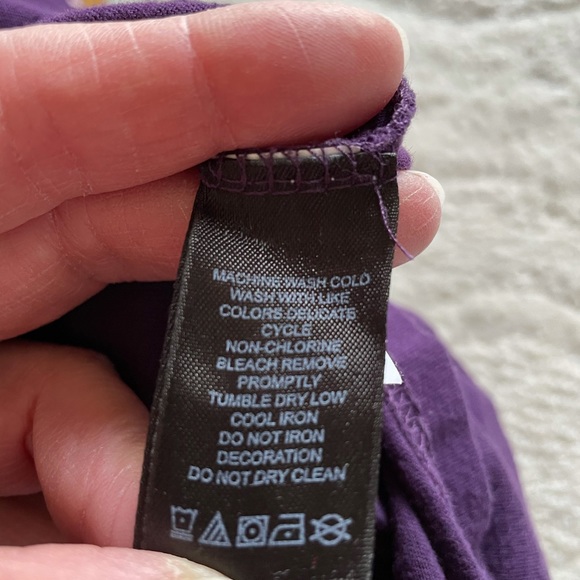 Men’s DKNY T-shirt - Picture 7 of 8